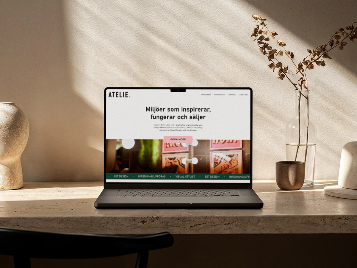 Laptop med ATELIE‑hemsidan – magasinsinspirerad design av By Caroline.